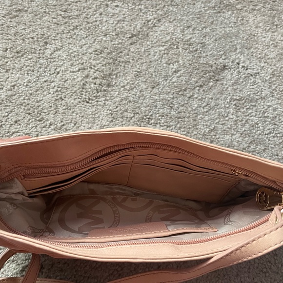 Medium Michael Kors clutch. - Picture 3 of 3